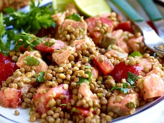 Linzensalade met rauwe zalm en limoen