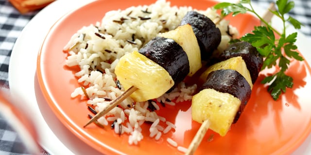 Brochettes van zwarte pens met ananas