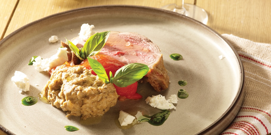 Lamsbout met auberginekaviaar, paprika en geitenkaas