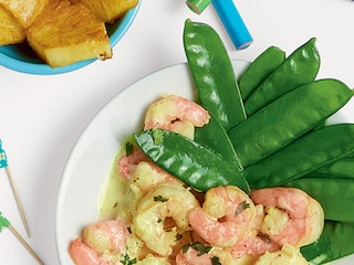 Crevettes au curry doux, mange-tout et ananas poêlé