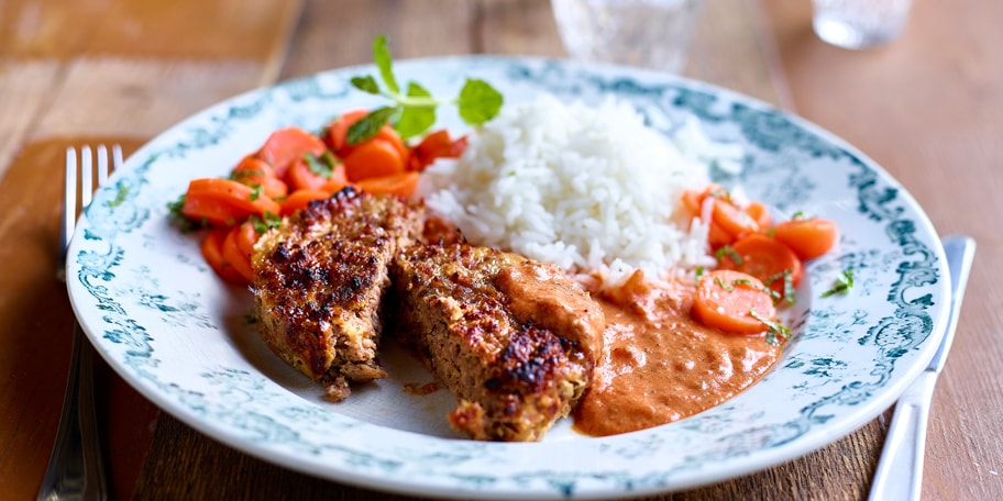 Gehaktbroodjes met mangochutney en wortelen met munt