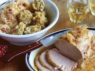 Gebraad, zuurkool en broodjes