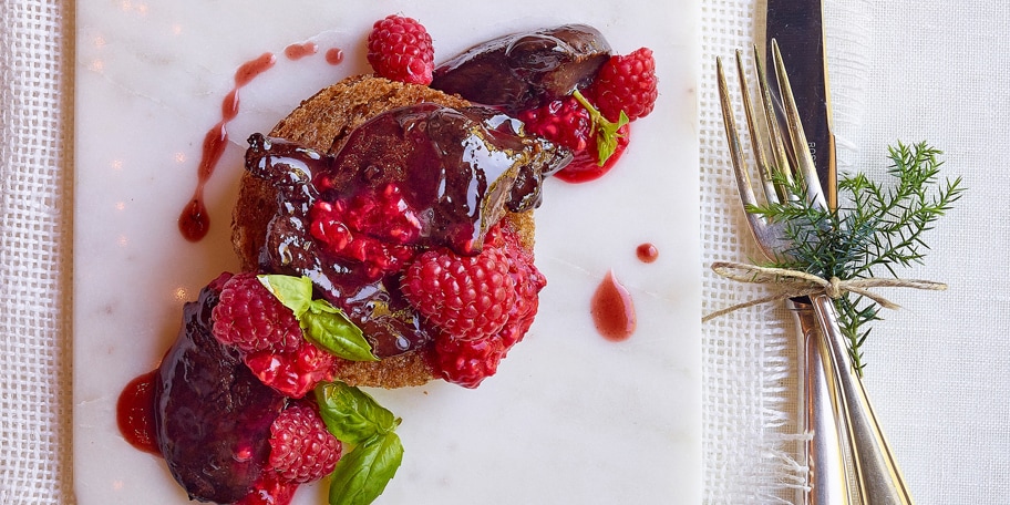 Toasts aux foies de poulet et aux framboises