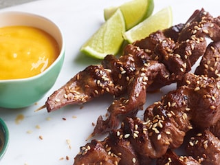 Brochettes van eend met sesamzaad en coulis van mango