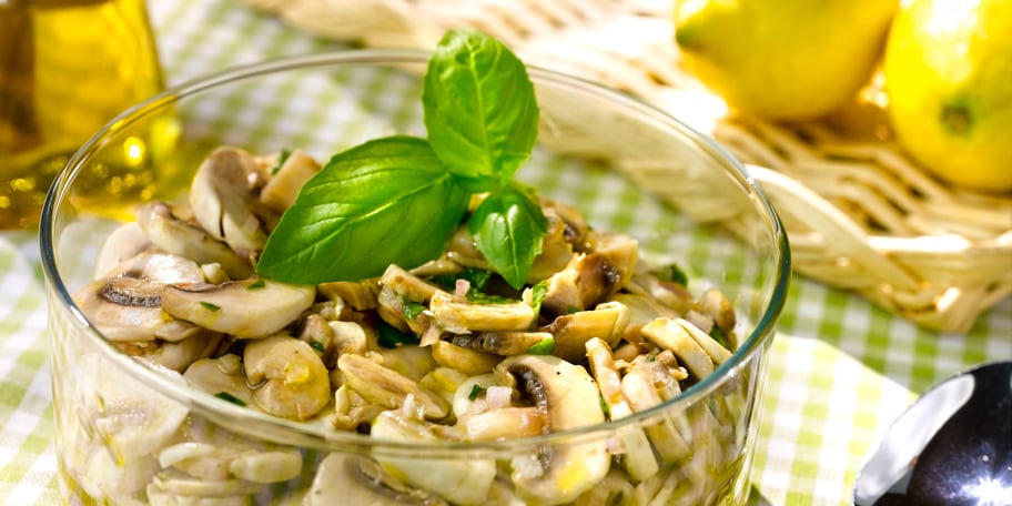 Champignons crus marinés