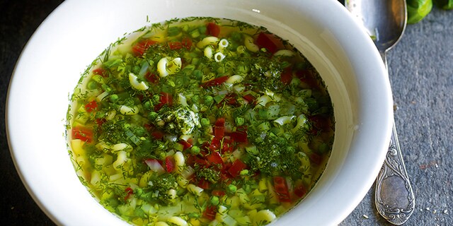 Minestrone van jonge groentjes en pesto