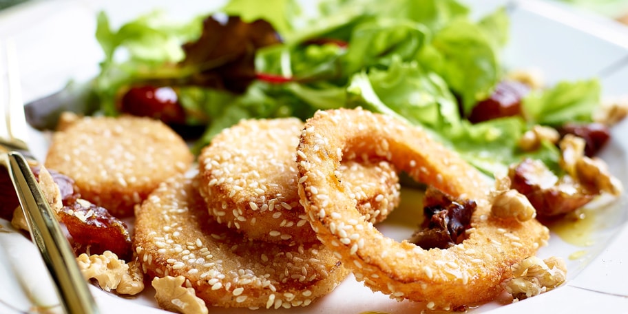 Butternut pané au sésame, salade aux dattes et aux noix