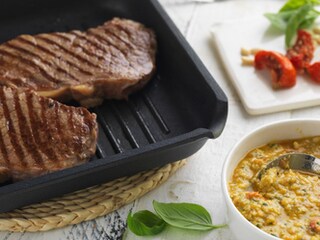 Bœuf grillé et sauce pesto à la tomate