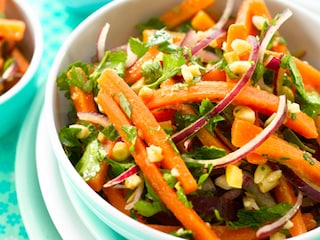 Wortelsalade met amandelen en kruiden