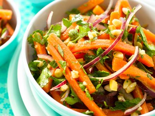 Wortelsalade met amandelen en kruiden