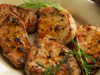 Mignonettes de porc marinées, sauce yaourt à la menthe