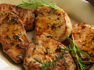 Mignonettes de porc marinées, sauce yaourt à la menthe