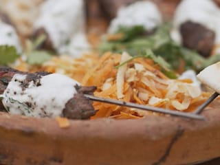 Kebab d'agneau, sa salade de carotte et sauce dip à la menthe