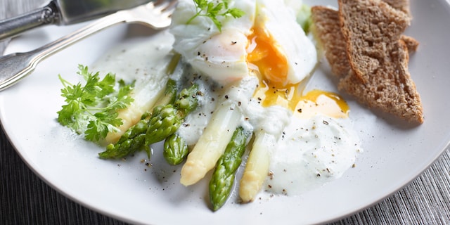 Duo van asperges, gepocheerd ei en emulsie met blauwschimmelkaas