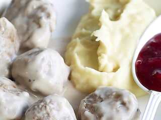 Köttbullar / Gehaktballetjes met puree en veenbessenconfituur