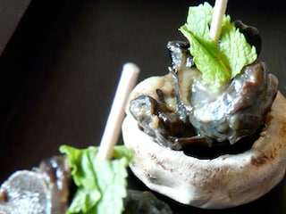 Aperitiefhapjes met champignons en wijngaardslakken