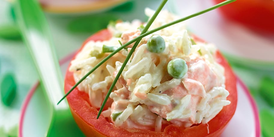 Tomaten gevuld met een salade van rijst en zalm