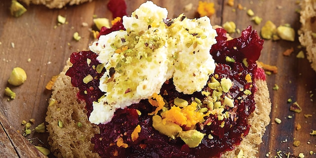 Glutenvrij brood met rode biet en ricotta