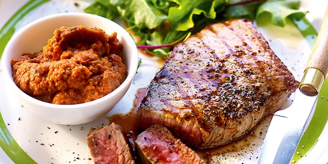 Rumsteaks de bœuf au caviar de poivrons grillés