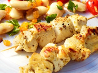 Spiesjes van gemarineerde kip met witte bonensalade