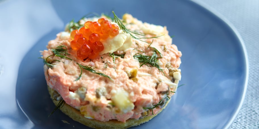 Mousse de saumon sur toast et garniture d’œufs de poisson fumés