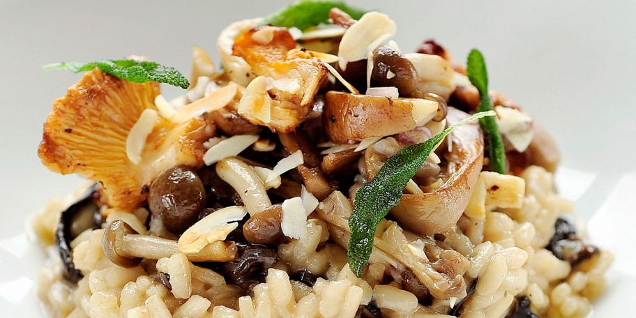 Risotto aux champignons des bois, amandes et sauge