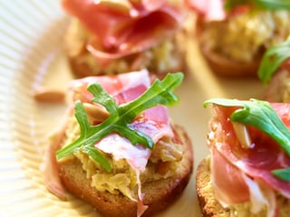 Toasts au jambon de Bayonne et à la tapenade d’artichauts