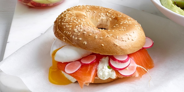Bagel met gerookte zalm en gepocheerd eitje