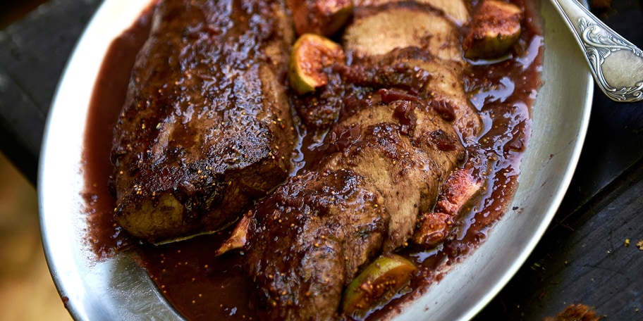 Filets de marcassin, sauce aux figues et légumes oubliés