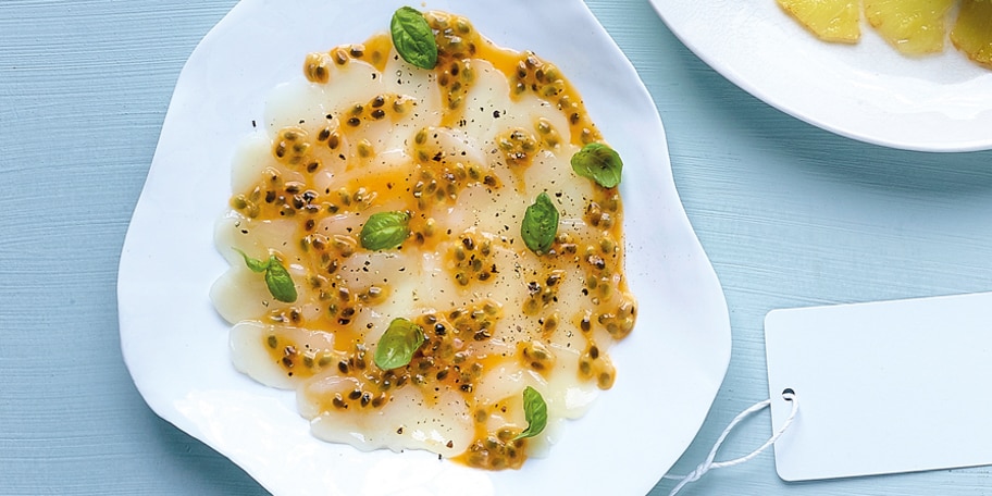 Carpaccio van Sint-Jakobsvruchten met passievrucht
