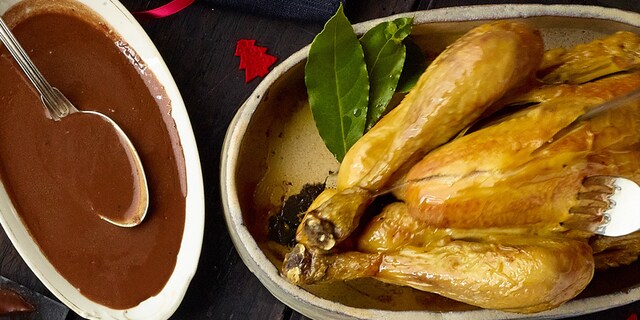 Gebraden boerenkip met chocoladesaus en Banyuls