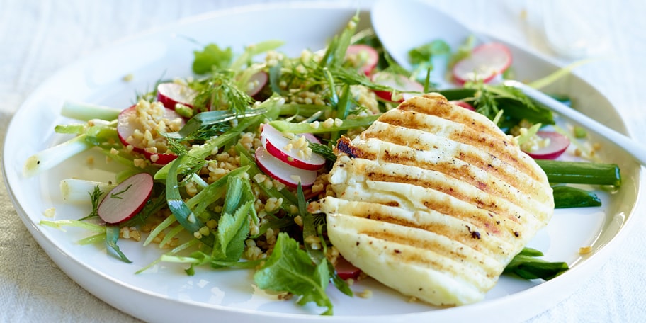 Lenteslaatje met licht geroosterde bulgur en gegrilde halloumi