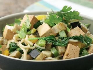 Snelle oosterse woknoedels met kokosmelk en tofu