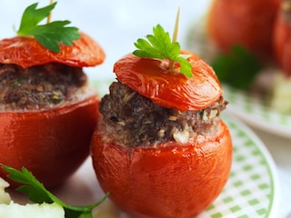 Tomaten gevuld met gehakt en peterselie