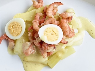 Asperges aux crevettes grises, œufs de caille et sabayon