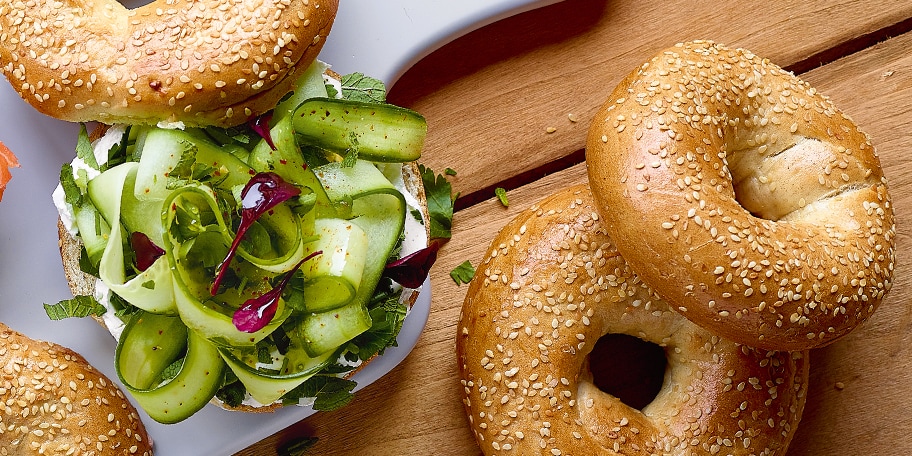 Bagel met geitenkaas en rode biet