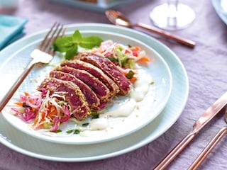 Angus beef tatakistijl, knapperige salade met munt