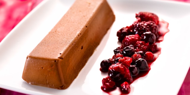 Marquise de nougat de Montélimar et compote tiède aux fruits rouges