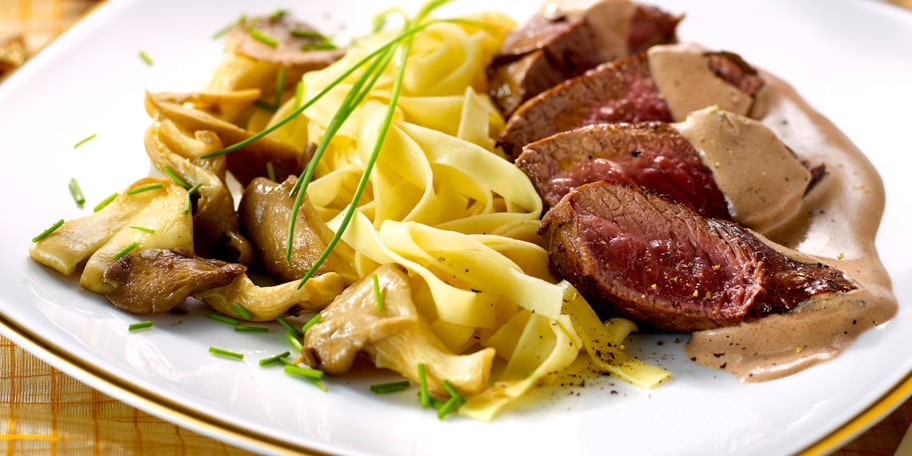 Steaks de marcassin au porto et aux pleurotes