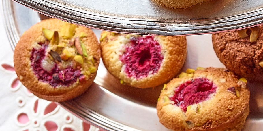 Financiers aux pistaches et aux framboises