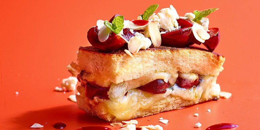 Croque van cake met stilton en kersen