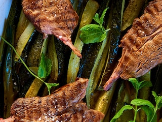 Lamskoteletten en gebakken courgettes met verse munt en Pastis