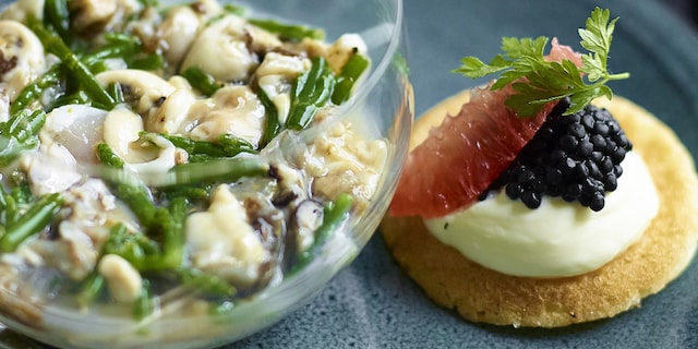 Gehakte oesters met zeekraal, blini's en haringeitjes