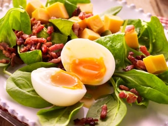 Salade met zachtgekookte eieren