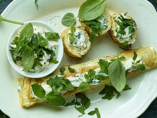 Opgerolde omelet met verse kruidenkaas