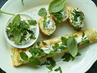 Opgerolde omelet met verse kruidenkaas