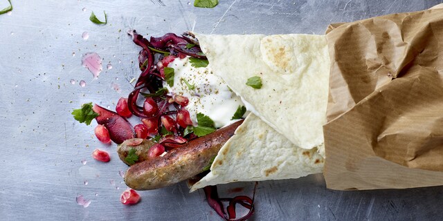 Durum aux saucisses d’agneau et à la salade de chou rouge