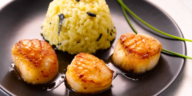 Petit risotto au champagne et à la truffe, noix de Saint-Jacques au beurre salé