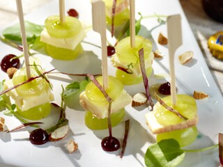 Prikkers met hervekaas en druiven