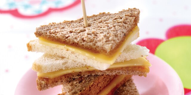 Driehoekjes met abrikozenconfituur en kaas